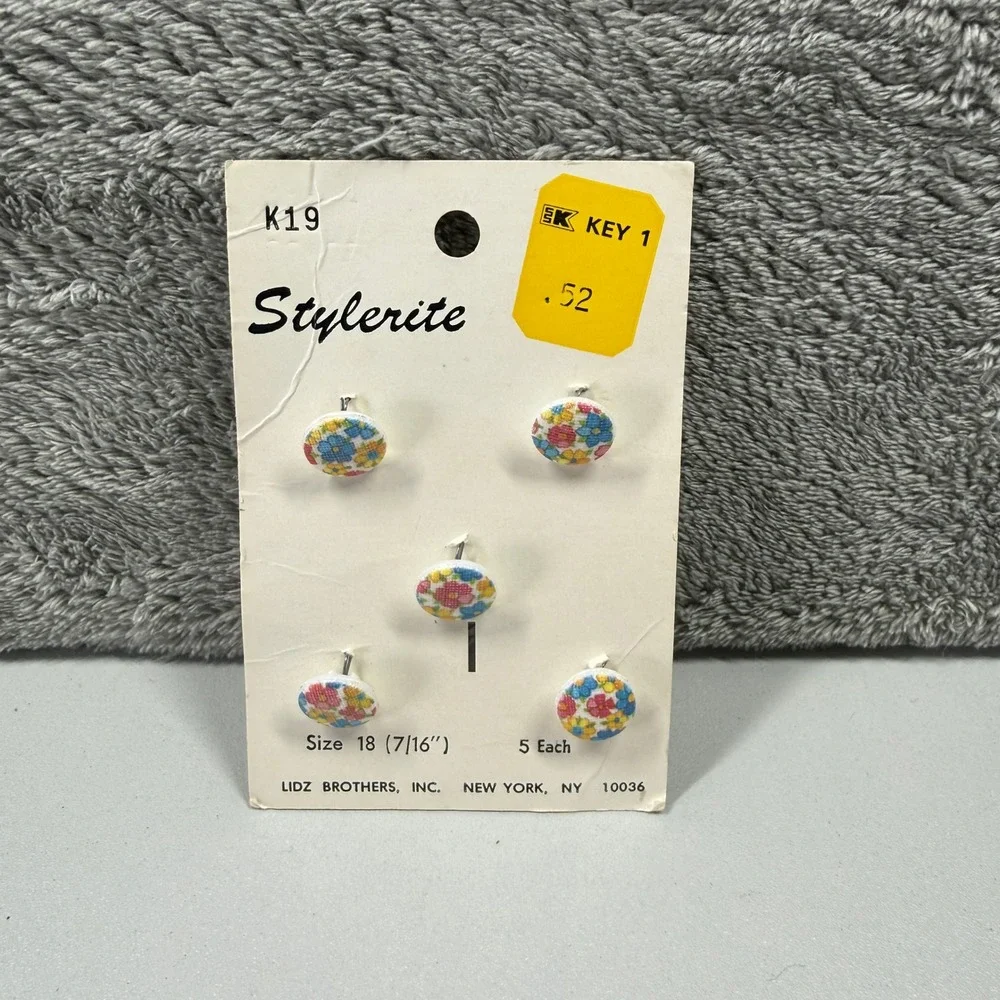 Vintage Stylerite Floral Fabric Covered Buttons Size 18 7/16 Inch 5 Count K19